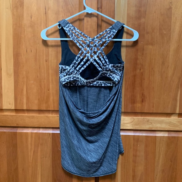 Lululemon athletic top built in bra size 2 - Picture 3 of 4